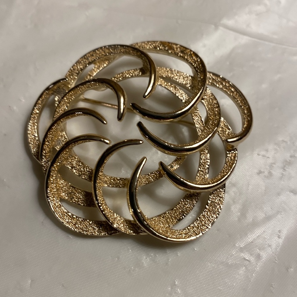 Vintage Sarah Coventry Round Swirl Brushed Smooth Gold Tone Brooch